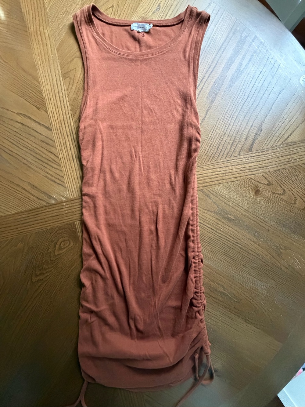 Good American Sleeveless Ruched Side Tank Dress - Rust